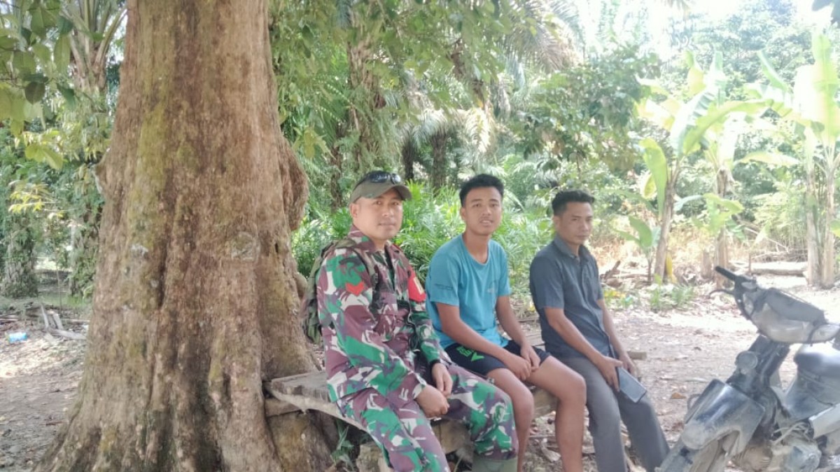 Babinsa Koramil 406-02/Rawas ilir koptu eko Wibowo komsos bersama warga didesa binaan.