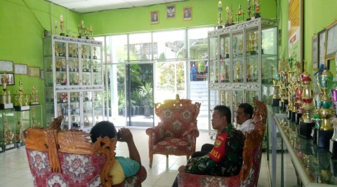 Babinsa Koramil 406-01/Rawas ulu serda Niki suodoyo komsos bersama kepala sekolah didesa binaan.