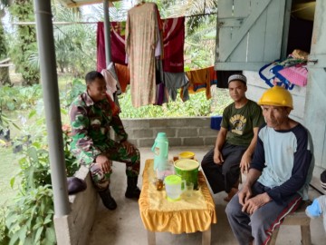 Babinsa Koramil 406-04/Muara Lakitan jalin silaturahmi dalam suasana lebaran Idul Fitri