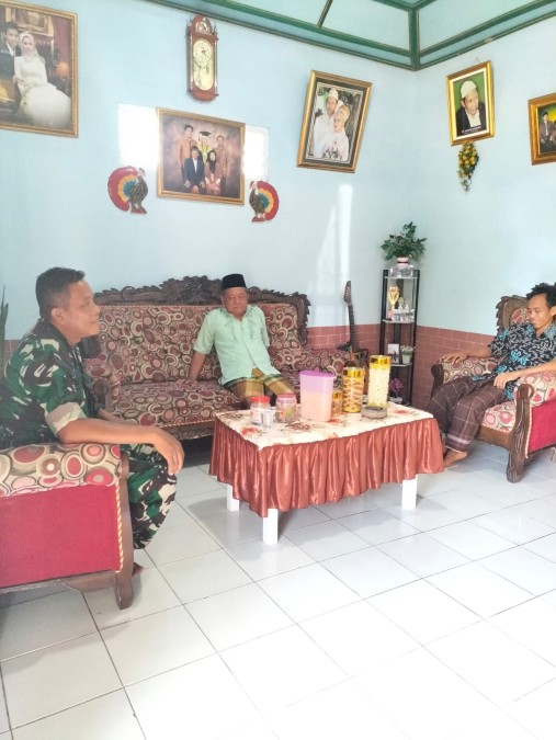 Kunjungi Rumah Warga Babinsa Koramil 406-05/Muara Kelingi Saling Bermaafan