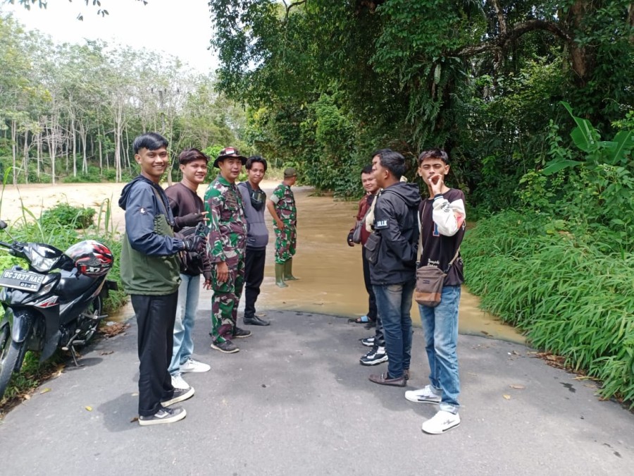 Danramil 406-03/Rupit Bersama Babinsa Turun Langsung Kelokasi Banjir Yang Melanda Desa binaan.