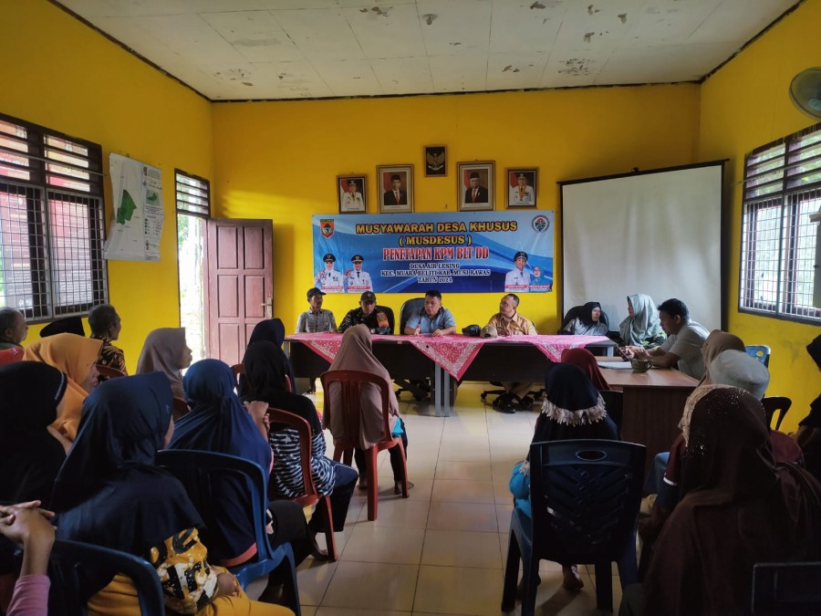 Babinsa Koramil 406-06/Tugumulyo Koptu Yogi Mengikuti Kegiatan Penyerahan (BLT-DD) Di Wilayah Binaan.