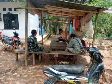 Babinsa Koramil 406-02/Rawas ilir Serda Nurkholis komsos bersama warga didesa binaan.