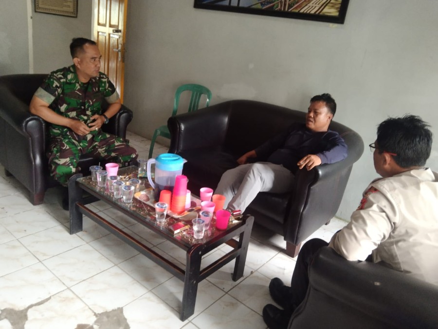 Suasana Lebaran, Babinsa dan Bhabinkamtibmas jalin Silaturahmi ke Rumah Warga di wilayah binaan