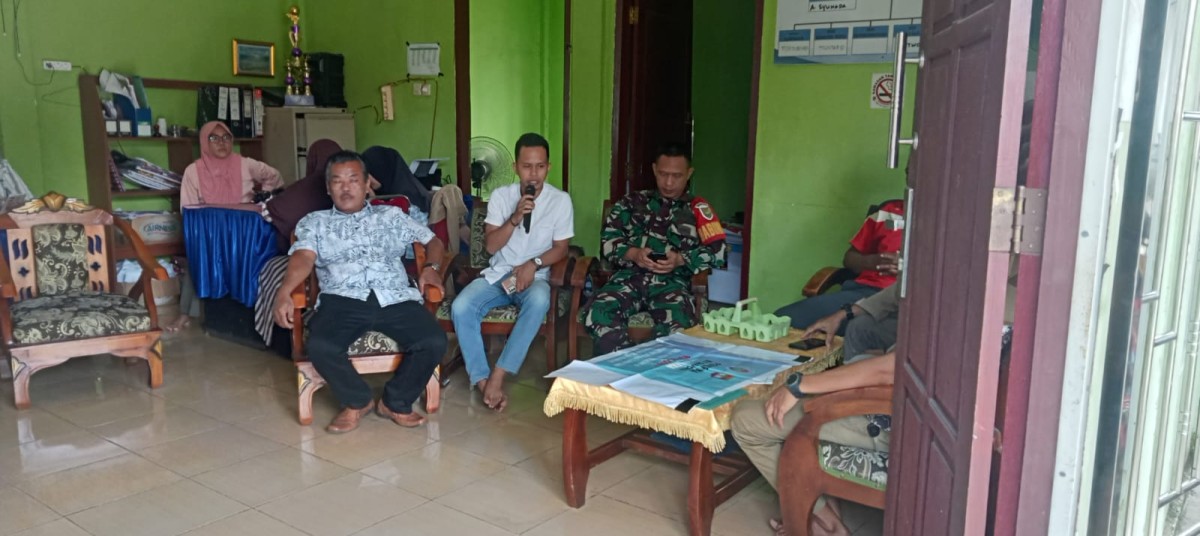 Serda Joni Babinsa Koramil 406-04/Muara Lakitan jalin komsos Bersama Perangkat Desa Tingkatkan Kerjasama di Wilayah