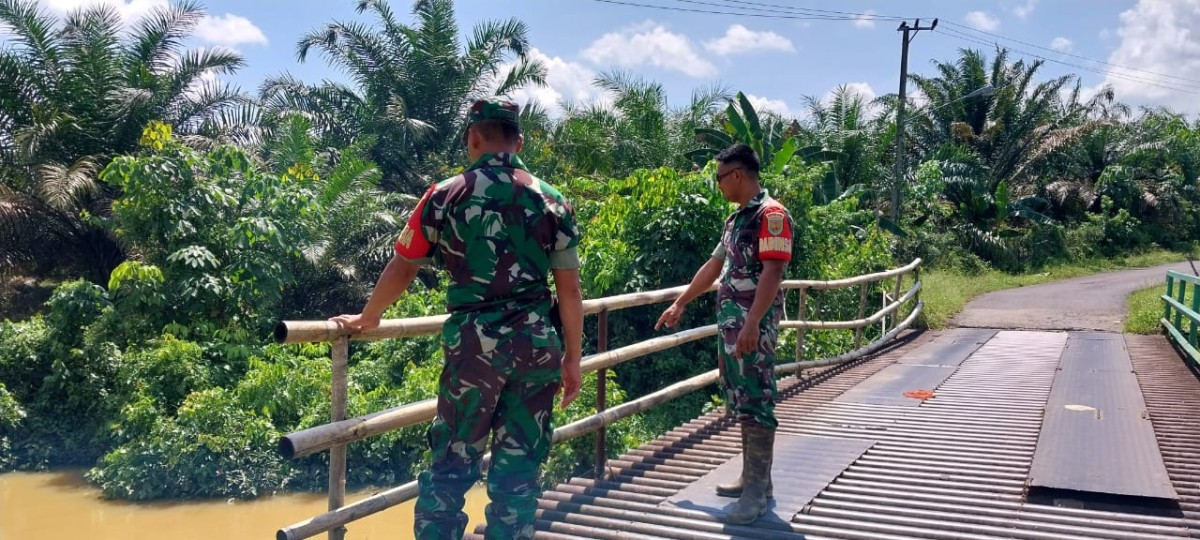 ANTISIPASI BAHAYA BANJIR, BABINSA CEK DEBIT AIR SUNGAI DI WILAYAH BINAAN.