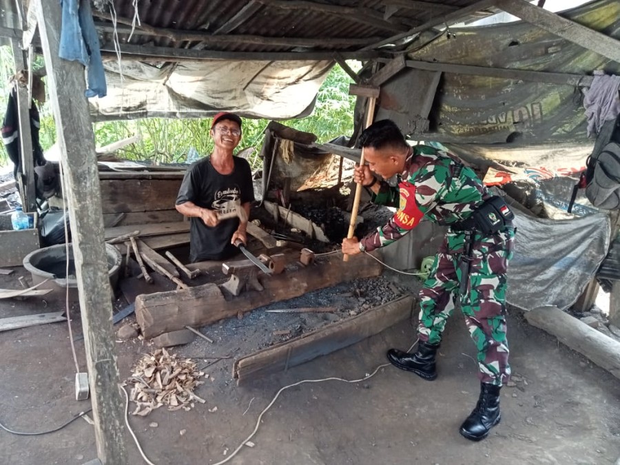 Kunjungi Usaha Pandai Besi, Babinsa laksanakan Komsos Dalam Rangka Pembinaan Teritorial