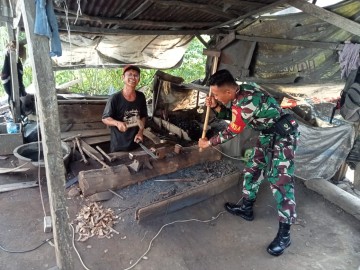 Kunjungi Usaha Pandai Besi, Babinsa laksanakan Komsos Dalam Rangka Pembinaan Teritorial