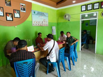 Komsos di Kantor Desa, Babinsa Tingkatkan Kerjasama Yang Baik Dengan Aparat Desa