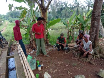 Babinsa Koramil 406-06/Tugumulyo Melaksanakan komsos Di wilayah Binaan.