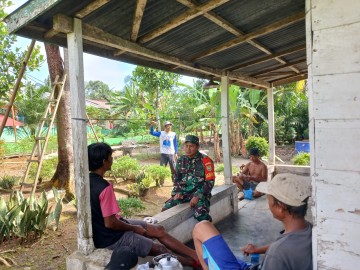 Tingkat kan ke akraban Babinsa komsos dengan Warga Desa Binaan.