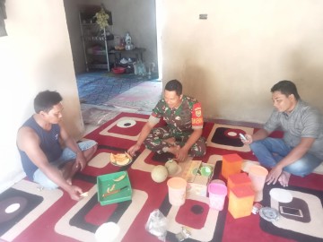 Sambangi Rumah Warga Binaan, Babinsa Koramil 406-09/Trawas Halal Bihalal dan Jalin Silahturahmi Saat Suasana Lebaran Idul Fitri