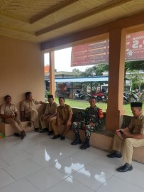 Suasana Lebaran, Babinsa Koramil 406-06/Tugumulyo Jalin Silaturahmi Dengan Perangkat Desa