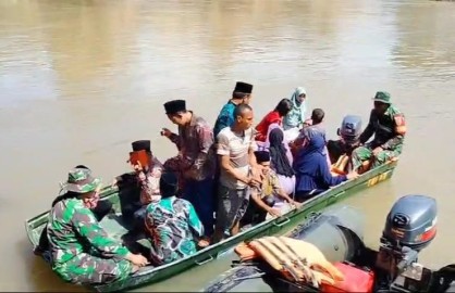 Babinsa Koramil 406-03/Muara Rupit bantu pemerintah daerah menyalurkan bantuan.