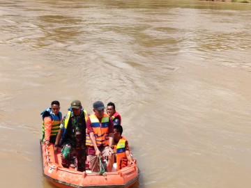 Serda Niki sudoyo bersama Basarnas Daerah dan masyarakat melakukan pencarian orang hilang yang di perkirakan hanyut dan tenggelam di sungai.