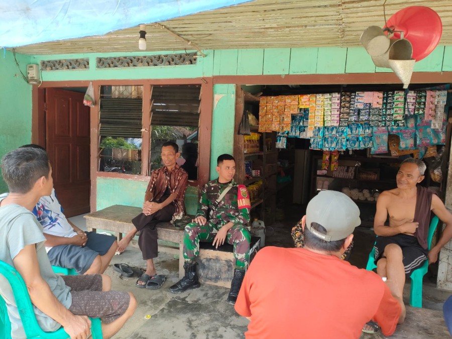 Kegiatan koramil 406-01/rawas ulu melaksanakan kegiatan komsos dan silatuhrami ke masyarkat Desa Bahas Tentang Keamanan Dan ketertiban di wilayah desa binaan.