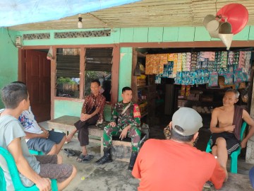 Kegiatan koramil 406-01/rawas ulu melaksanakan kegiatan komsos dan silatuhrami ke masyarkat Desa Bahas Tentang Keamanan Dan ketertiban di wilayah desa binaan.