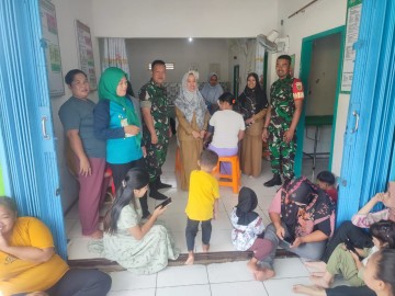 Babinsa 406-09/Terawas Sertu Adi Susanto Pantau Giat Pendampingan KB Dalam Rangka Hut Kartini Diwilayah binnan.