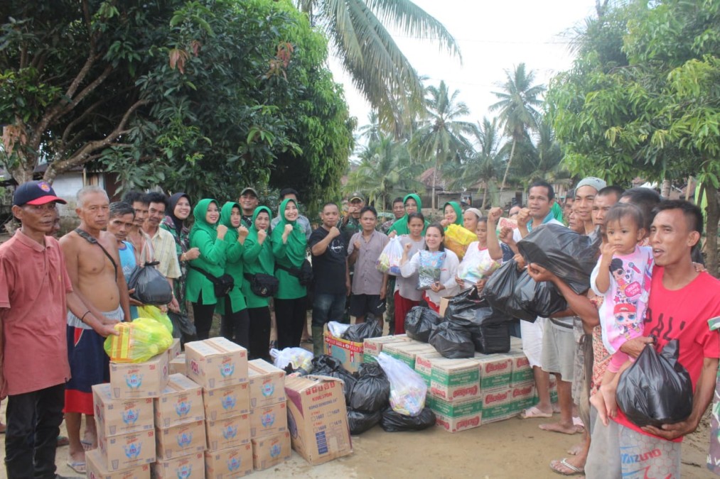 Kodim 0406/Lubuk Linggau Dan Persit KCK Cabang XVII Berikan Bantuan Kepada Masyarakat Yang Terdampak Banjir