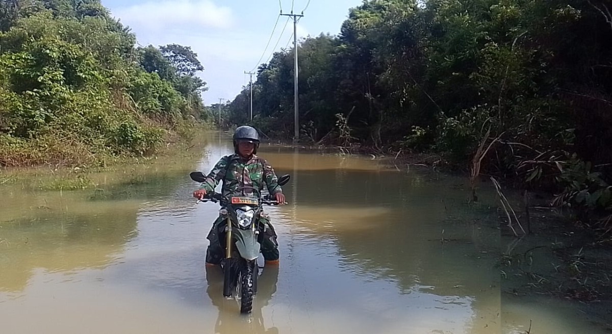 Babinsa Koramil 406-02/Rawas Ilir patroli wilayah terdampak banjir akibat meluapnya sungai Rawas di Wilayah binaan.