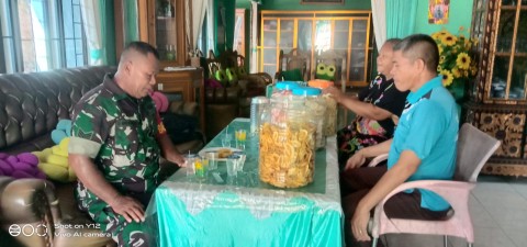 Masih dalam Suasana Lebaran, Babinsa Koramil 406-04/Muara Lakitan Jalin Silaturahmi Bersama Tokoh Masyarakat dan Warga di Wilayah binaan