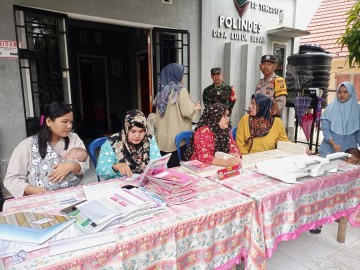 Babinsa 406-06/Tugumulyo Serda Supriyadi Pantau Giat Pelayanan KB Dalam Rangka Hut Kartini Diwilayah binnan.