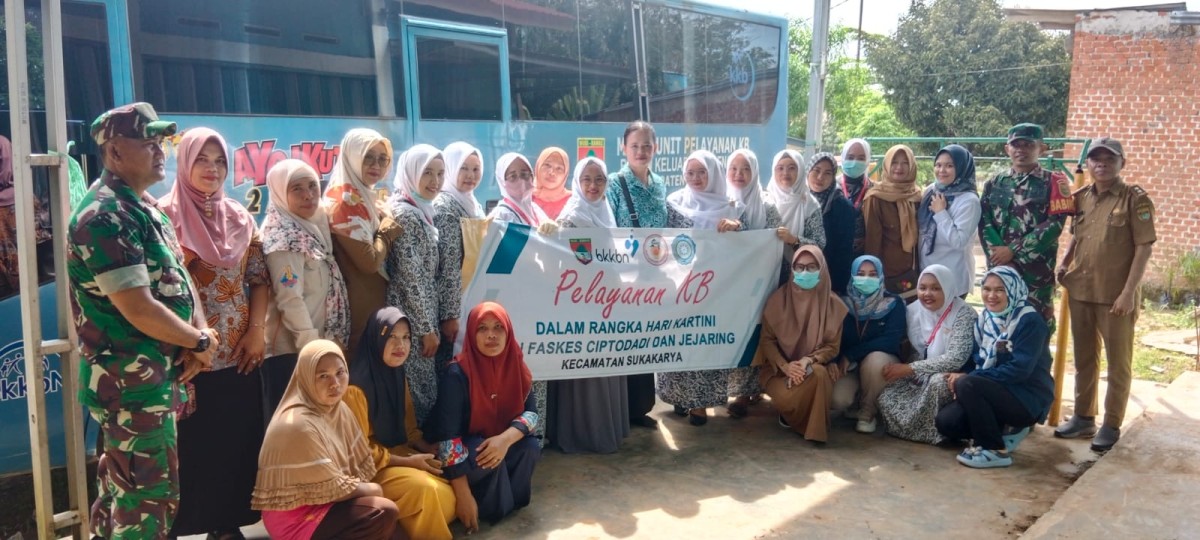 Babinsa Koramil 406-07/jayaloka Serda Wisnu laksanakan Pendampingan KB Dalam Rangka Hut Kartini Di Wilayah binaan.