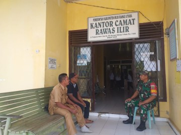 Babinsa Koramil 406-02/rawas ilir Melaksanakan Rapat komunikasi sosial Di Kantor Camat rawas ilir