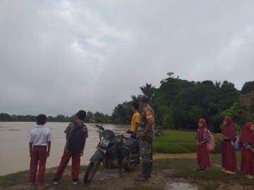 Meningkatnya Curah Hujan dan sungai meluap Babinsa 406-02/rawas ilir Rutin Pantau Debit Air Sungai rawas