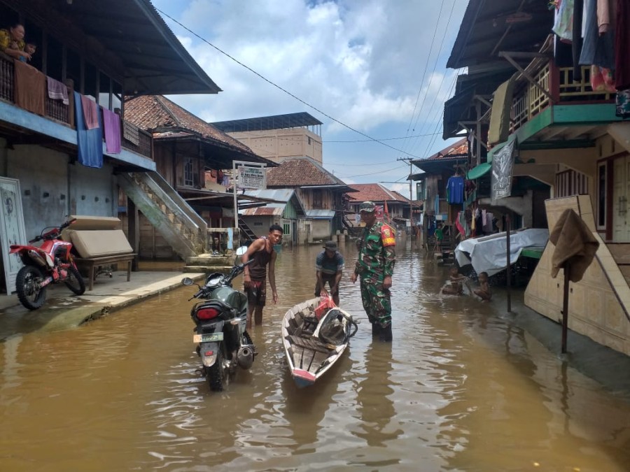 Babinsa Koramil 406-02/rawas ilir laksanakan monitoring wilayah pasca banjir bandang