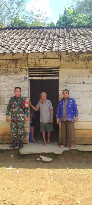 Pendataan RTLH, kopda Septiansyah Turun Langsung Ke Lokasi Cek Kondisi Rumah Lansia di Wilayah binaan