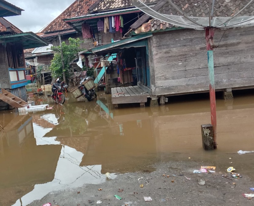Babinsa Koramil 406-02/rawas ilir laksanakan monitoring wilayah pasca banjir bandang
