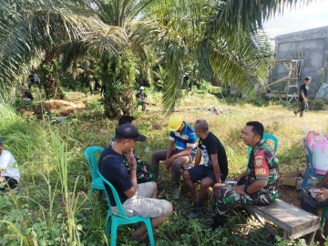 Babinsa desa semeteh Koptu jumairi Jalin Silaturahmi Dengan Warga Masyarakat Di Wilayah Binaan