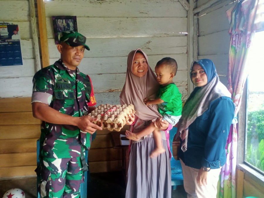 Babinsa Koramil 406-07/jayaloka bagikan Sembako kepada Masyarakat Stunting dan Warga Miskin di wilayah binaan