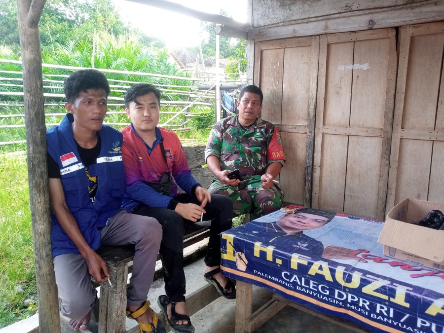 Silaturahmi Dengan Warga Binaan, Babinsa koramil 406-03/rupit Ingatkan Warga Waspada Banjir Dan Tanah Longsor