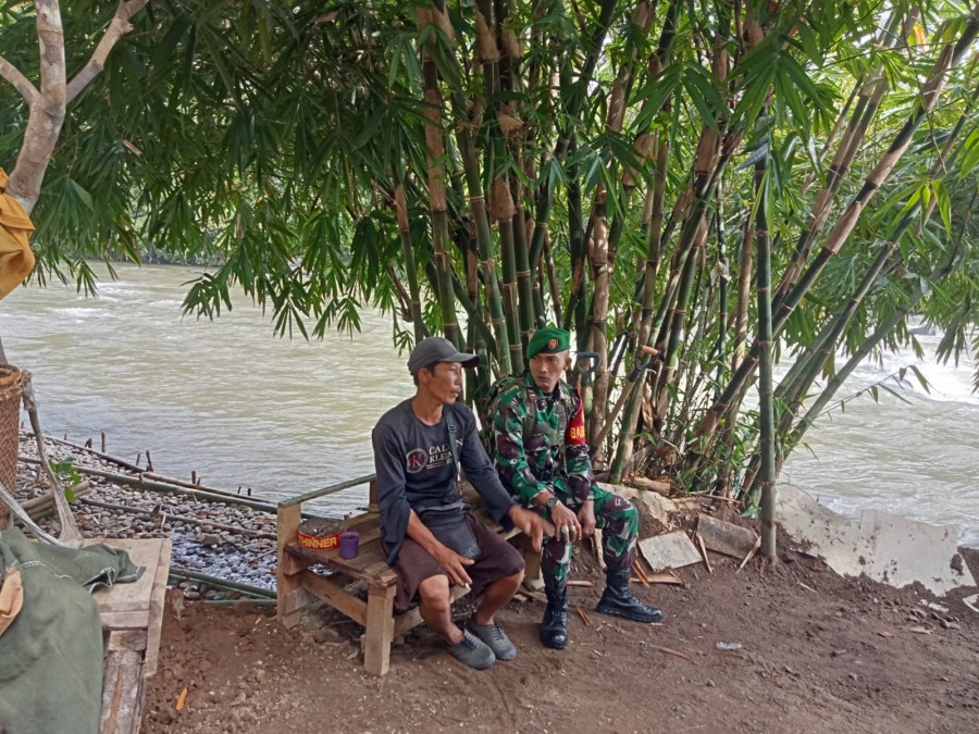 Babinsa Koramil 406-08 /Lubuklinggau Serda Eko Melaksanakan Kegiatan Gulbencal Mengantisipasi Bencana Banjir Dan Tanah Lonsor Di Wilayah binaan.