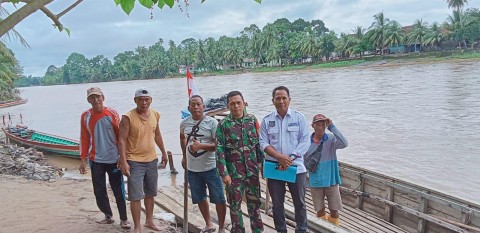 Babinsa Koramil 406-01/rawas ulu monitoring kegiatan Gulbencal di Desa binaan