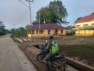 Babinsa Koramil 406-02/rawas ilir serma endang monitoring kegiatan gulbencal Di Desa binaan.