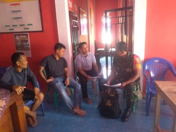 Babinsa koramil 406-01/rawas ulu melaksanakan Komsos di Wilayah binaan Lestarikan Lingkungan Hidup