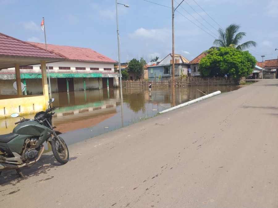 Meningkatnya Curah Hujan dan sungai meluap Babinsa 406-02/rawas ilir Rutin Pantau Debit Air Sungai rawas