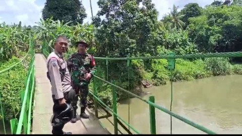 Koramil 406-03/muara rupit serda Ade kurnia monitoring kegiatan gulbencal Di Desa binaan.