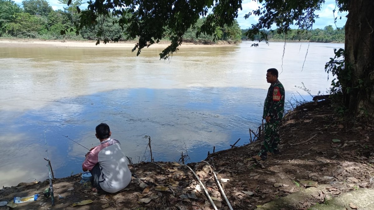 Babinsa Koramil 406-03/rupit serda ichsan alfian monitoring kegiatan Gulbencal di Desa binaan
