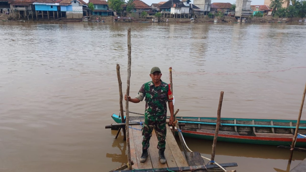 Meningkatnya Curah Hujan dan sungai meluap Babinsa 406-02/rawas ilir serda Nurkholis Rutin Pantau Debit Air Sungai rawas