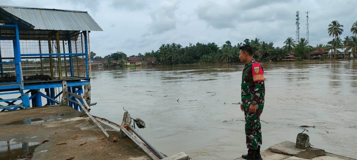 Meningkatnya Curah Hujan dan sungai meluap Babinsa 406-03/rupit serda ichsan Alfian Rutin Pantau Debit Air Sungai rupit