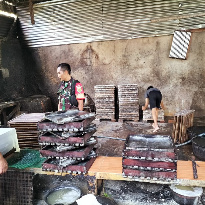 Babinsa Koramil 406-08/Lubuklinggau Serda Haeron Melaksanakan Komsos Bersama Pemilik Pabrik Tahu