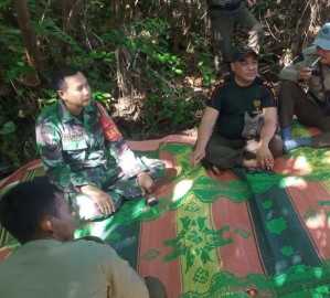 Babinsa Koramil 406-04/Muara Lakitan bersama masyarakat Turun kelapangan guna pengecekan lahan dan hutan bersama warga.