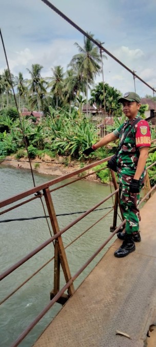 Antisipasi Banjir, Babinsa Koramil 406-06/Tugumulyo koptu Supendi Cek Volume Air Sungai di wilayah binaan.