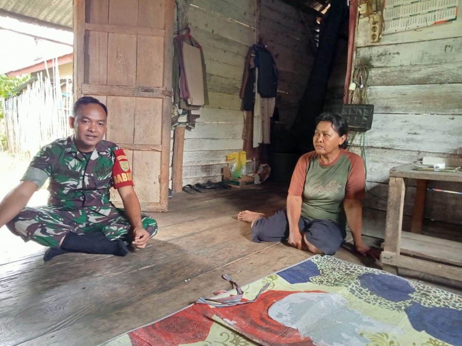 Babinsa Koramil 406-07/jayaloka Melaksanakan Komsos dengan Tokoh Masyarakat di Wilayah Binaan