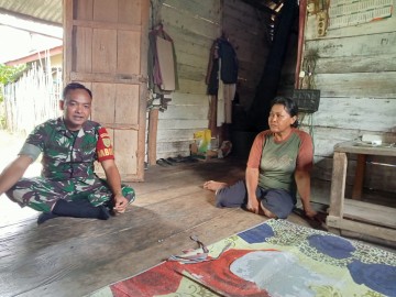 Babinsa Koramil 406-07/jayaloka Melaksanakan Komsos dengan Tokoh Masyarakat di Wilayah Binaan