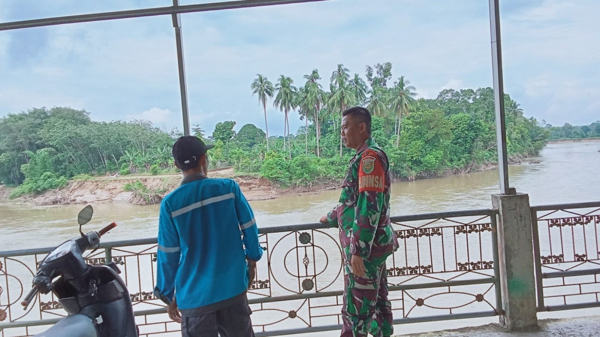 Kegiatan gulbencal Babinsa 406-01/rawas ulu Rutin Pantau Debit Air Sungai rawas